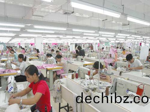 職業(ye)裝生産(chan)車間